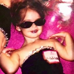 Portada Addison Rae - Fame is a Gun