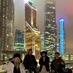 Portada EVEN CUTE & ЯКОРЪ & НАВЕРНОЕ ПОЭТ feat. Derzko69 - Welcome to Moscow