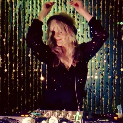 Portada Groovecat - Whispers On The Moon (Extended Mix)